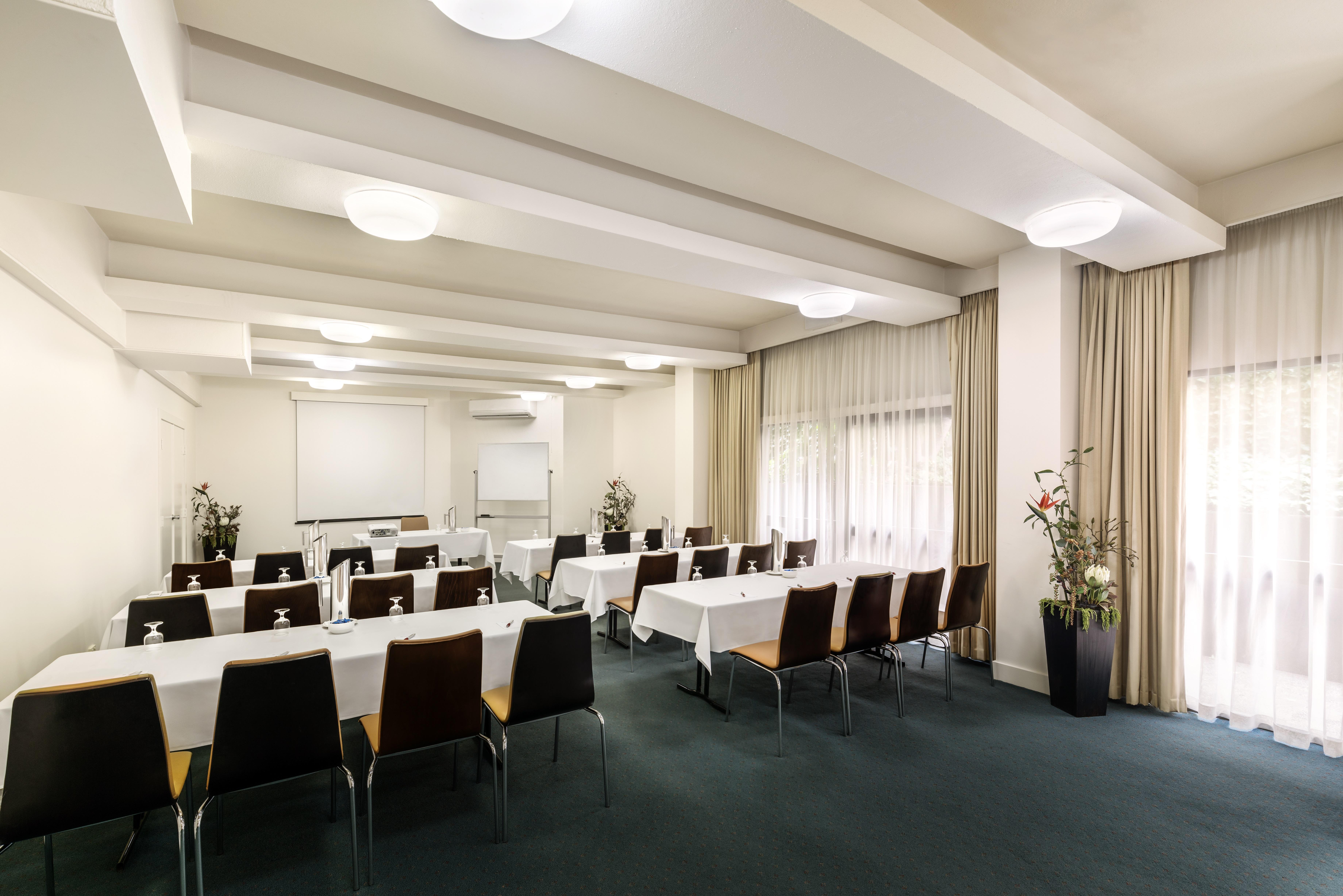 Best Western Plus Travel Inn — Photos 1